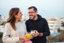 Pessoa feliz praticando um micro-hábito saudável durante a manhã