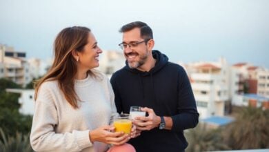 Pessoa feliz praticando um micro-hábito saudável durante a manhã