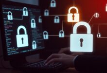 Pessoa digitando em um computador cercado por símbolos digitais, ilustrando a segurança proporcionada pela criptografia pós-quântica