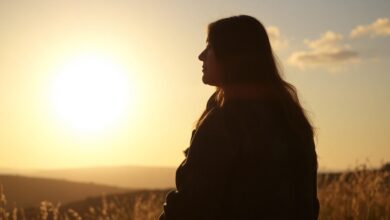 Uma pessoa refletindo ao pôr do sol, escrevendo em um diário de gratidão sobre momentos felizes do dia