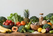 Uma abundância de frutas, vegetais frescos, grãos e legumes dispostos em uma mesa vibrante, transmitindo saúde e sustentabilidade