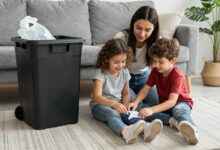 Família separando lixos recicláveis em casa, promovendo práticas sustentáveis para reduzir o lixo doméstico