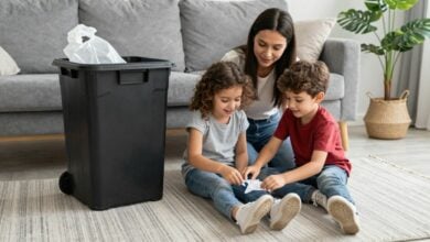 Família separando lixos recicláveis em casa, promovendo práticas sustentáveis para reduzir o lixo doméstico