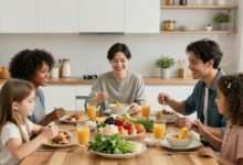 Mesa de cozinha com alimentos frescos e uma família feliz economizando enquanto planeja refeições, simbolizando o conceito de evitar desperdício.