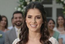 Casal feliz celebrando um casamento ao ar livre, com decoração elegante e convidados sorrindo