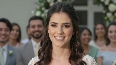 Casal feliz celebrando um casamento ao ar livre, com decoração elegante e convidados sorrindo