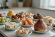 Uma variedade colorida de alimentos frescos e naturais sem glúten dispostos em uma mesa de cozinha