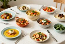 Mesa com ingredientes coloridos e saudáveis sendo preparados para pratos diversos