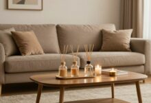 Um ambiente de sala de estar elegante e aconchegante, com um difusor de varetas em uma mesa de centro liberando uma suave fragrância.