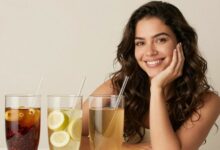 Uma mulher com cabelos longos e saudáveis sorrindo, com três tigelas à sua frente, cada uma contendo ingredientes para hidratação, nutrição e reconstrução capilar.