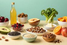 Uma imagem vibrante e saudável com uma variedade de alimentos sem açúcar, como frutas frescas, nozes, sementes e vegetais coloridos, dispostos em uma mesa de madeira rústica, simbolizando um novo começo para uma vida mais saudável.
