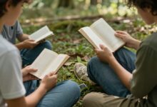 Uma pessoa relaxando em uma rede em meio à natureza, com um livro no colo e sem nenhum dispositivo eletrônico por perto, simbolizando os benefícios do tempo offline.