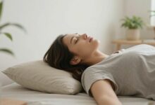 Uma pessoa relaxando em uma rede em um ambiente tranquilo e natural, simbolizando o conceito de descanso intencional e a recuperação de energia.