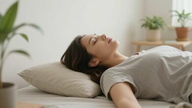 Uma pessoa relaxando em uma rede em um ambiente tranquilo e natural, simbolizando o conceito de descanso intencional e a recuperação de energia.