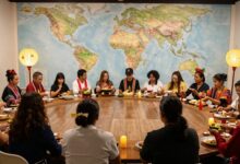 Uma montagem de imagens representando diversas experiências culturais ao redor do mundo, como um festival de lanternas, uma aula de culinária e danças tradicionais, com um mapa-múndi ao fundo.