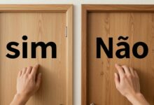 Uma pessoa de costas, olhando para duas portas diferentes, uma com um 'sim' e outra com um 'não', simbolizando a escolha consciente de impor limites saudáveis.