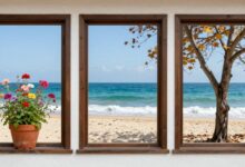 Uma montagem de quatro janelas, cada uma mostrando uma paisagem de uma estação do ano diferente: primavera com flores, verão com uma praia ensolarada, outono com folhas caindo e inverno com neve.