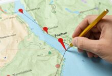 Uma bússola sobre um mapa com vários caminhos, simbolizando a jornada de escolher e testar diferentes estilos de vida.
