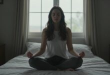 Uma pessoa meditando em um ambiente tranquilo e silencioso, com a luz suave da manhã entrando pela janela, simbolizando a paz de uma rotina de silêncio.