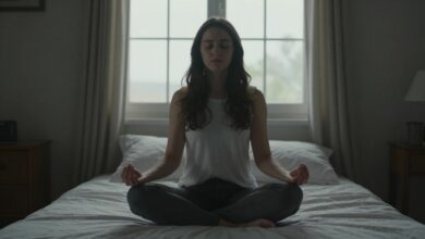 Uma pessoa meditando em um ambiente tranquilo e silencioso, com a luz suave da manhã entrando pela janela, simbolizando a paz de uma rotina de silêncio.