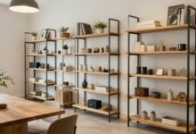 Uma sala de estar moderna e organizada com luz natural, prateleiras limpas com decoração minimalista e um ambiente harmonioso e convidativo.