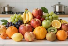 Uma fruteira organizada e bonita com frutas frescas, saudáveis e coloridas em uma cozinha iluminada, focada em conservação e frescor.