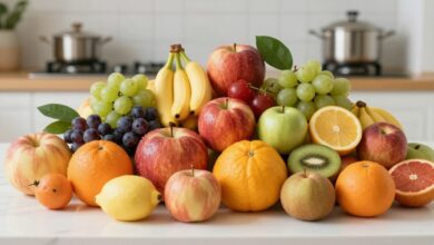 Uma fruteira organizada e bonita com frutas frescas, saudáveis e coloridas em uma cozinha iluminada, focada em conservação e frescor.