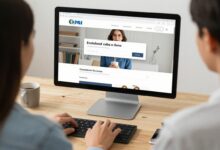 Pessoa fazendo compras online com segurança em um computador, verificando a confiabilidade de uma loja virtual e protegendo seus dados pessoais