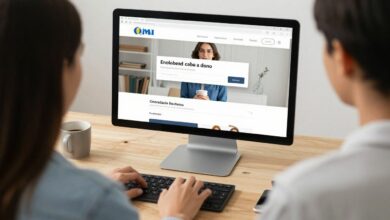 Pessoa fazendo compras online com segurança em um computador, verificando a confiabilidade de uma loja virtual e protegendo seus dados pessoais