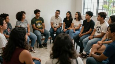 Grupo diverso de pessoas reunidas em um espaço comunitário acolhedor, conversando, colaborando e demonstrando conexão, empatia e bem-estar social