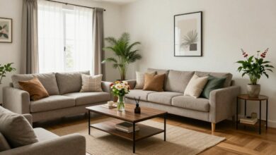 Sala de estar clara, organizada e acolhedora, com plantas, flores frescas e difusor discreto, evocando uma casa limpa e suavemente perfumada