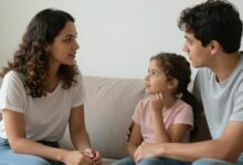 Familiares de diferentes gerações conversam com atenção em uma sala acolhedora, representando diálogo, respeito e convivência familiar.