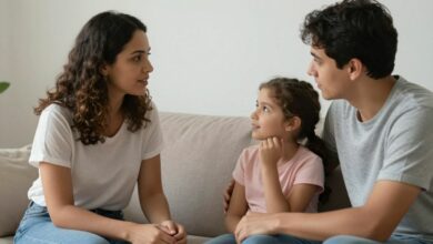Familiares de diferentes gerações conversam com atenção em uma sala acolhedora, representando diálogo, respeito e convivência familiar.
