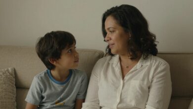 Mãe e filho conversando com afeto em um ambiente familiar acolhedor, representando os princípios da parentalidade consciente na rotina.