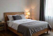 Quarto aconchegante e organizado ao anoitecer, com cama confortável, luz suave, janela escura e elementos que representam hábitos de higiene do sono