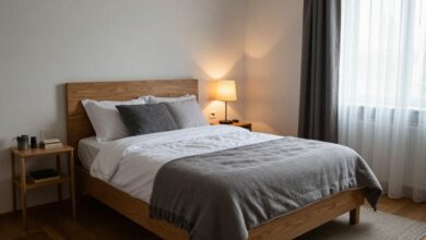 Quarto aconchegante e organizado ao anoitecer, com cama confortável, luz suave, janela escura e elementos que representam hábitos de higiene do sono