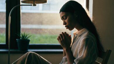 Pessoa sentada em um ambiente tranquilo junto a uma janela, respirando com calma e contemplando a luz suave da manhã como símbolo de paz interior no cotidiano.